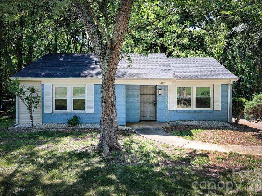 609 Fawnbrook Lane, Charlotte, NC 28217.  MLS# CAR4381161, YatesRealty ID 24632. 