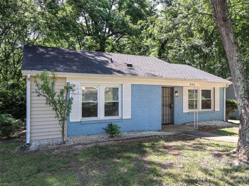 609 Fawnbrook Lane, Charlotte, NC 28217.  MLS# CAR4381161, YatesRealty ID 24632. 