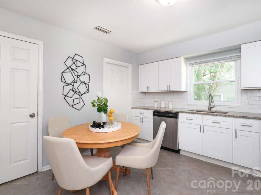 609 Fawnbrook Lane, Charlotte, NC 28217.  MLS# CAR4381161, YatesRealty ID 24632. 