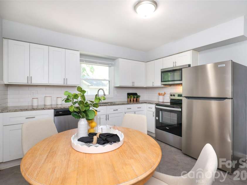 609 Fawnbrook Lane, Charlotte, NC 28217.  MLS# CAR4381161, YatesRealty ID 24632. 