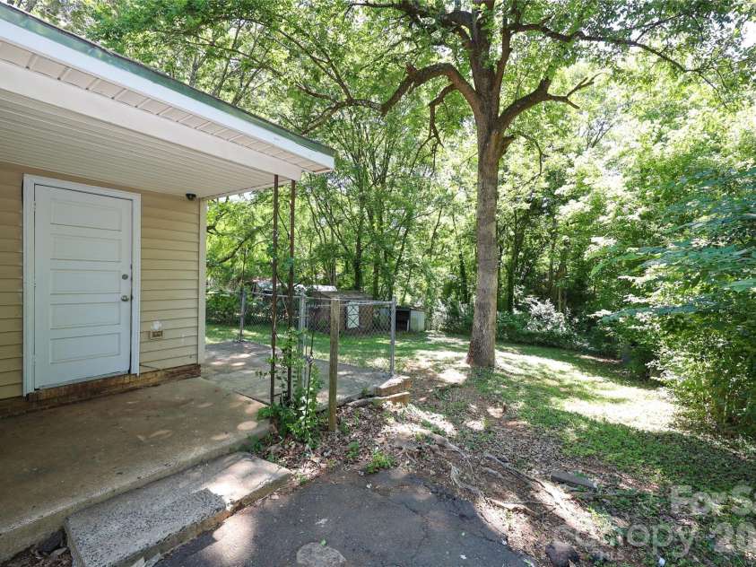 609 Fawnbrook Lane, Charlotte, NC 28217.  MLS# CAR4381161, YatesRealty ID 24632. 