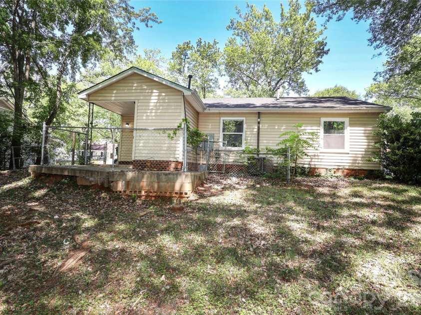 609 Fawnbrook Lane, Charlotte, NC 28217.  MLS# CAR4381161, YatesRealty ID 24632. 