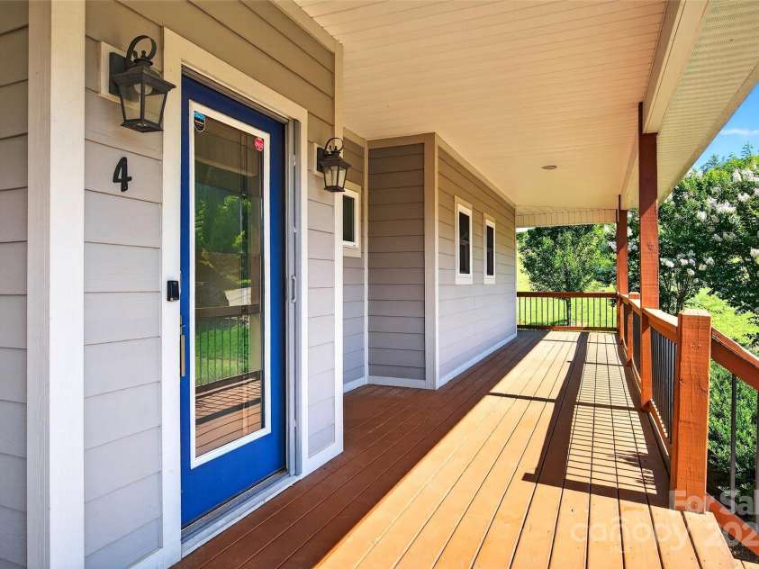 4 Stars Forever Drive, Black Mountain, NC 28711.  MLS# CAR4276305, YatesRealty ID 24633. 