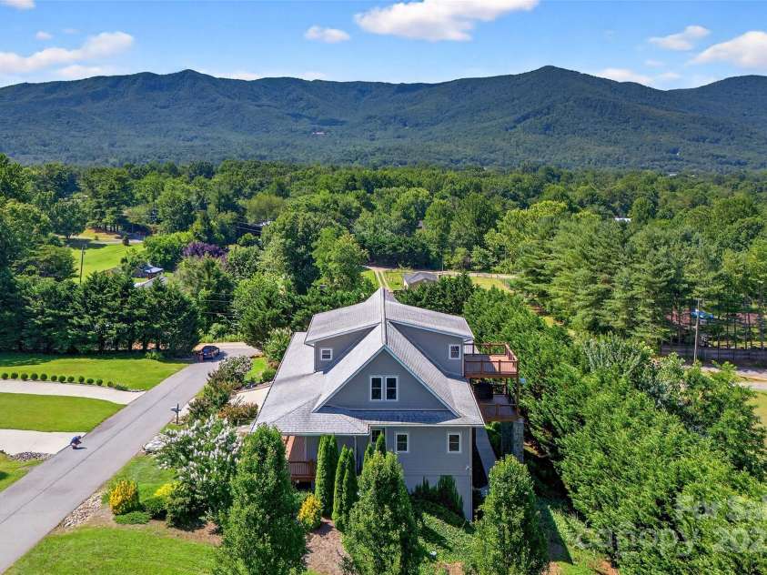 4 Stars Forever Drive, Black Mountain, NC 28711.  MLS# CAR4276305, YatesRealty ID 24633. 