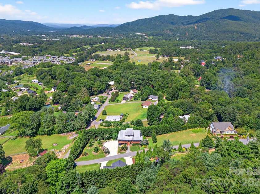 4 Stars Forever Drive, Black Mountain, NC 28711.  MLS# CAR4276305, YatesRealty ID 24633. 