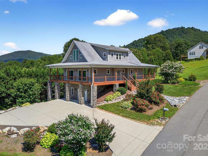 4 Stars Forever Drive, Black Mountain, NC 28711.  MLS# CAR4276305, YatesRealty ID 24633. 
