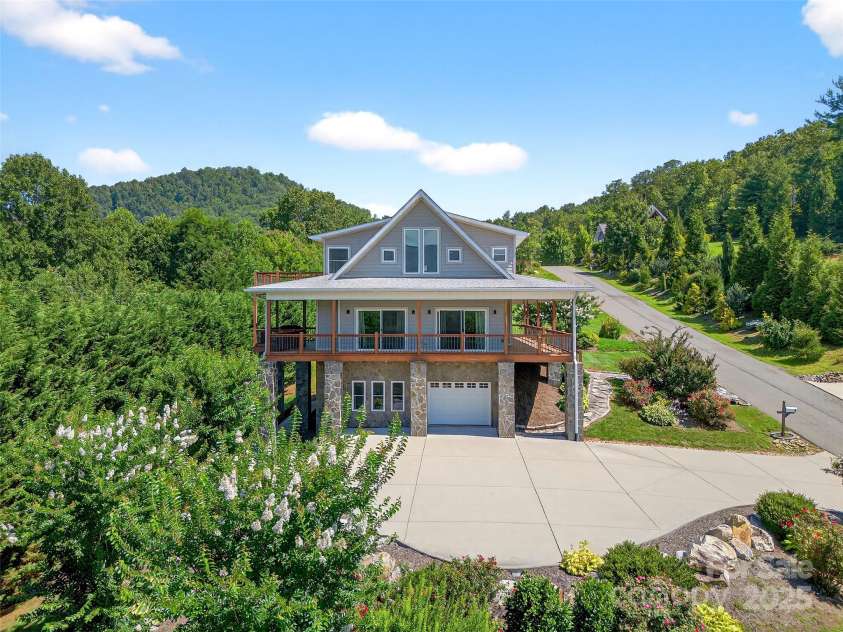 4 Stars Forever Drive, Black Mountain, NC 28711.  MLS# CAR4276305, YatesRealty ID 24633. 
