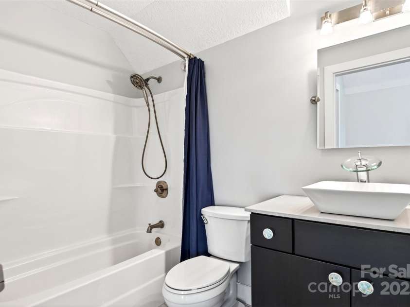4 Stars Forever Drive, Black Mountain, NC 28711.  MLS# CAR4276305, YatesRealty ID 24633. Guest Bathroom