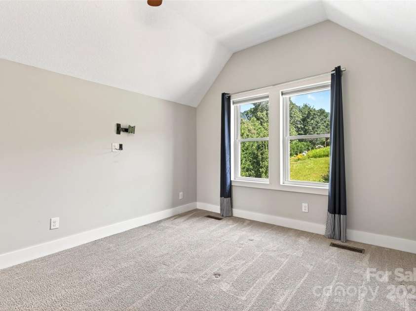 4 Stars Forever Drive, Black Mountain, NC 28711.  MLS# CAR4276305, YatesRealty ID 24633. Guest Bedroom