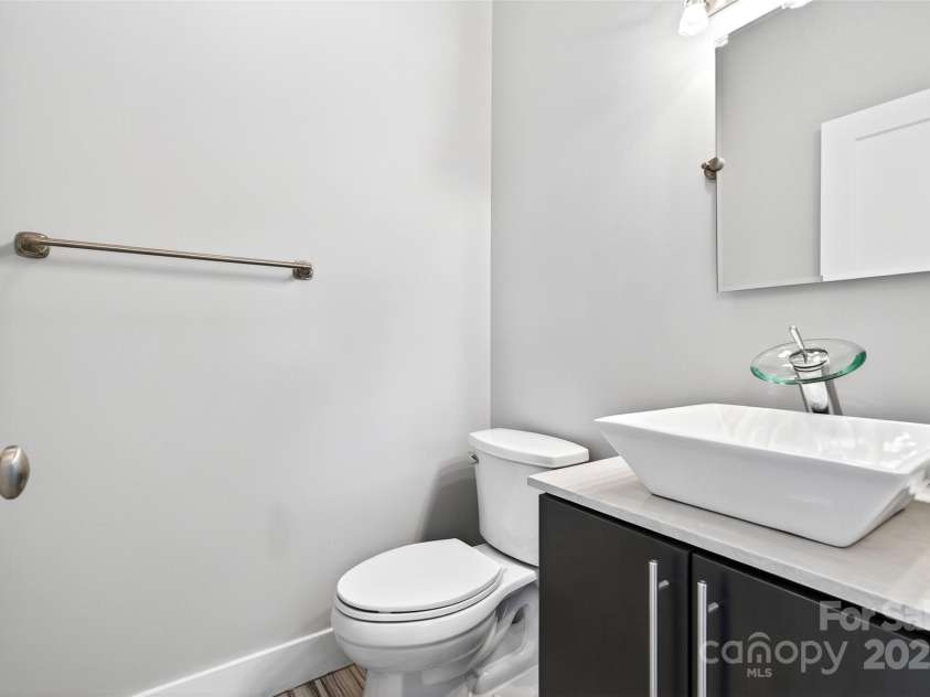 4 Stars Forever Drive, Black Mountain, NC 28711.  MLS# CAR4276305, YatesRealty ID 24633. Half Bath