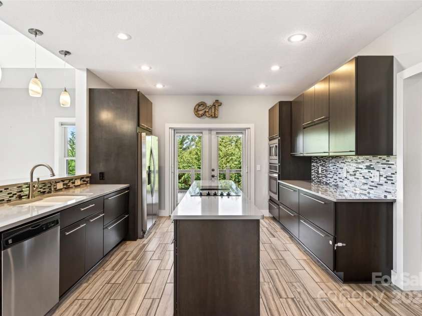 4 Stars Forever Drive, Black Mountain, NC 28711.  MLS# CAR4276305, YatesRealty ID 24633. Kitchen