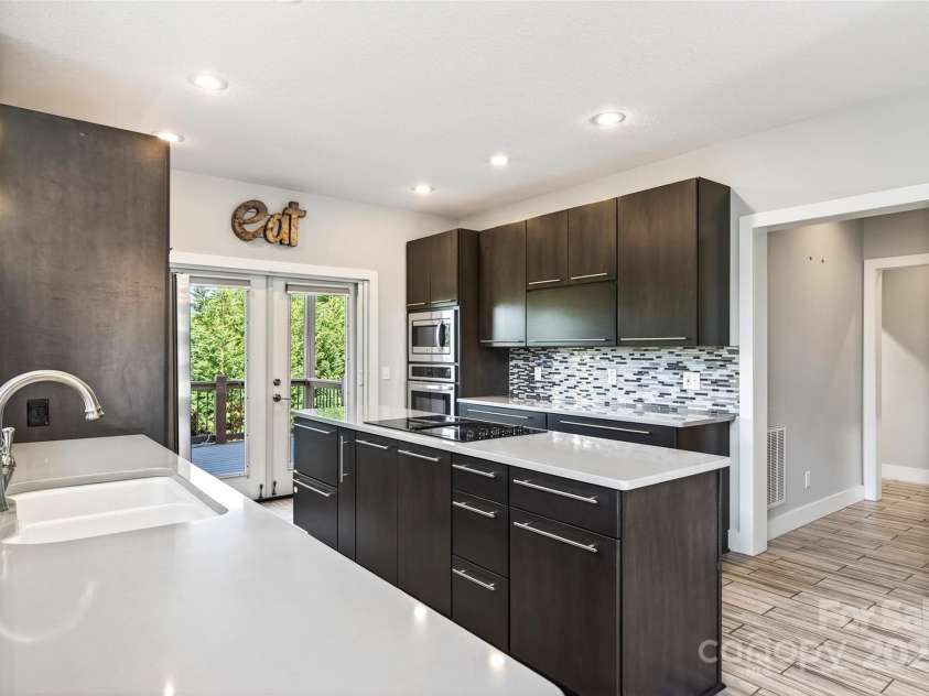 4 Stars Forever Drive, Black Mountain, NC 28711.  MLS# CAR4276305, YatesRealty ID 24633. Kitchen