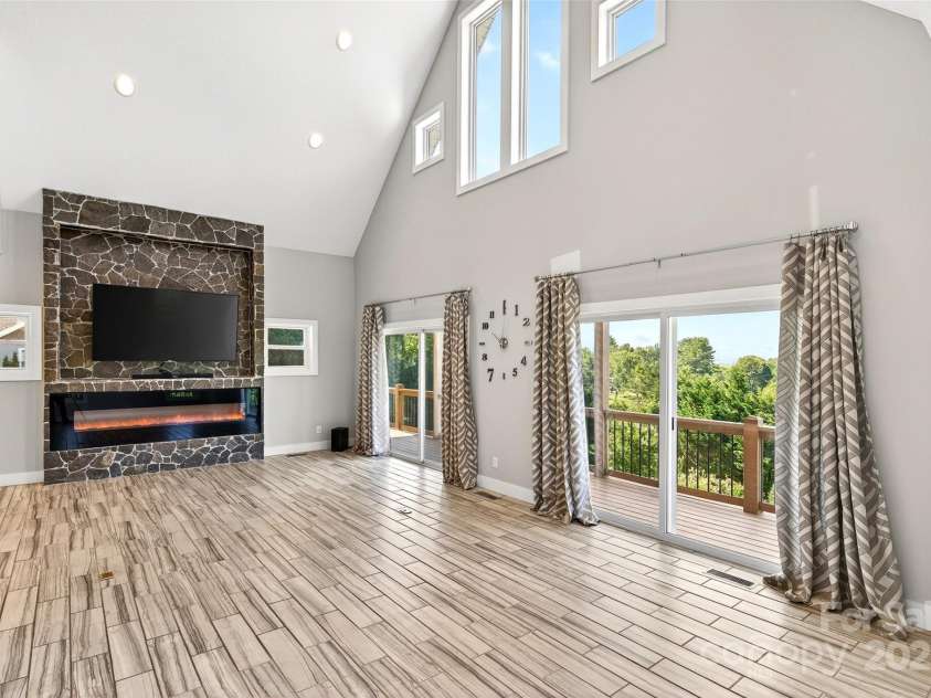 4 Stars Forever Drive, Black Mountain, NC 28711.  MLS# CAR4276305, YatesRealty ID 24633. Living Room