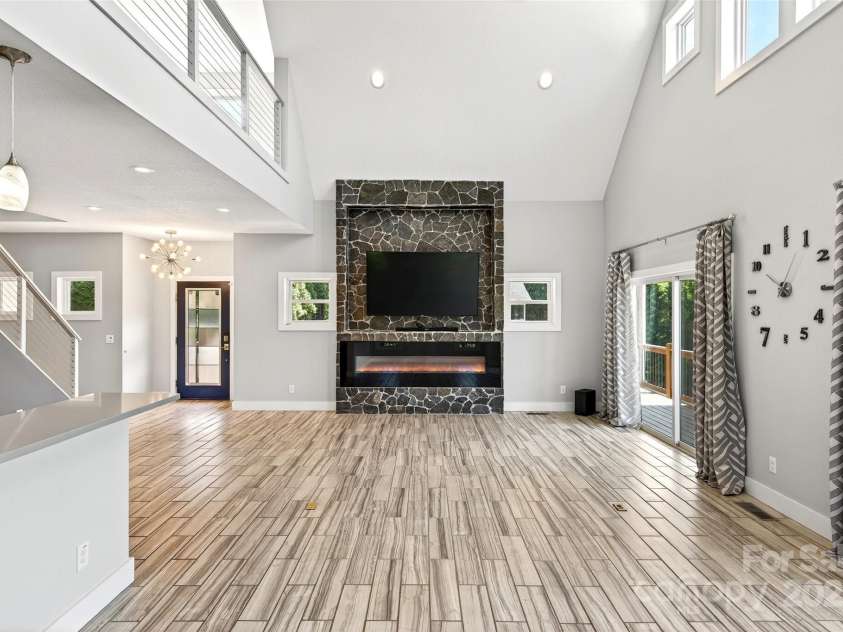 4 Stars Forever Drive, Black Mountain, NC 28711.  MLS# CAR4276305, YatesRealty ID 24633. Living Room