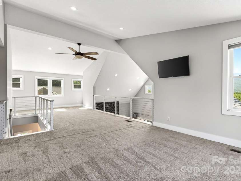 4 Stars Forever Drive, Black Mountain, NC 28711.  MLS# CAR4276305, YatesRealty ID 24633. Loft