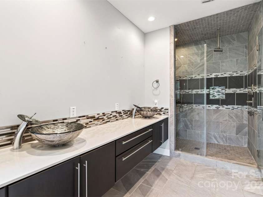 4 Stars Forever Drive, Black Mountain, NC 28711.  MLS# CAR4276305, YatesRealty ID 24633. Primary Bathroom