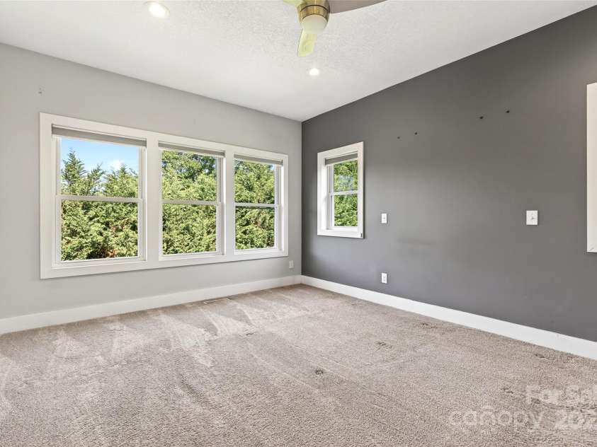 4 Stars Forever Drive, Black Mountain, NC 28711.  MLS# CAR4276305, YatesRealty ID 24633. Primary Bedroom