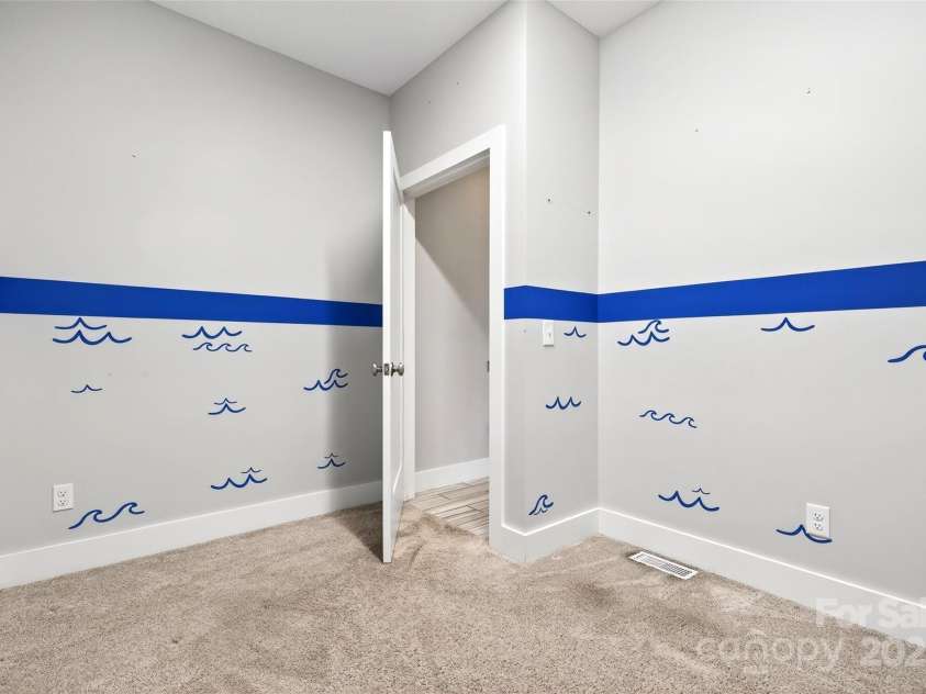 4 Stars Forever Drive, Black Mountain, NC 28711.  MLS# CAR4276305, YatesRealty ID 24633. Primary Closet/Study