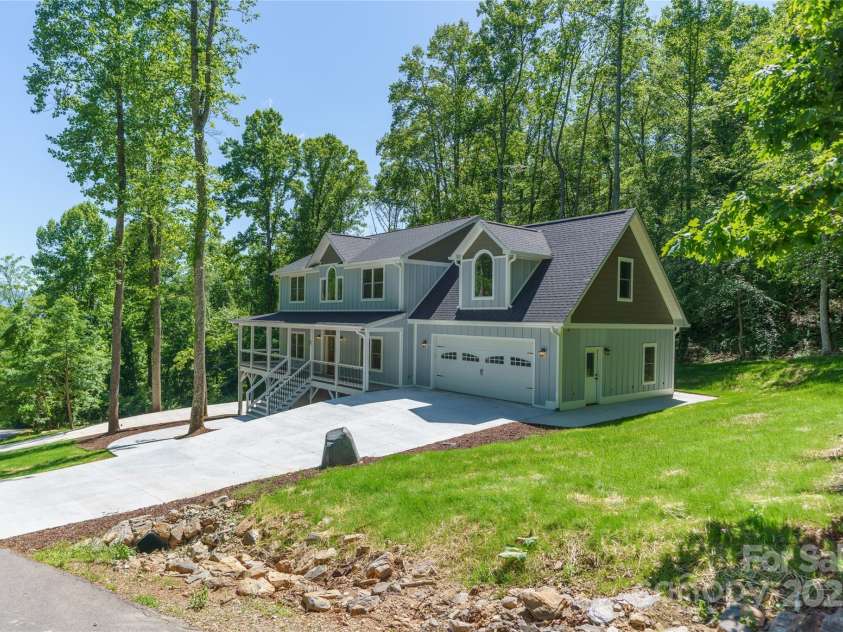 68 Bamboo Trail, Candler, NC 28715.  MLS# CAR4257307, YatesRealty ID 24635. Sunny, welcoming curb appeal. Top of garage has zero entry to main level
