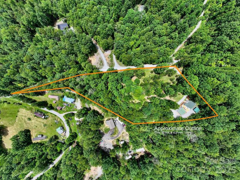 186 Hawks Point Drive, Zirconia, NC 28790.  MLS# CAR4302595, YatesRealty ID 24638. Aerial Outline
