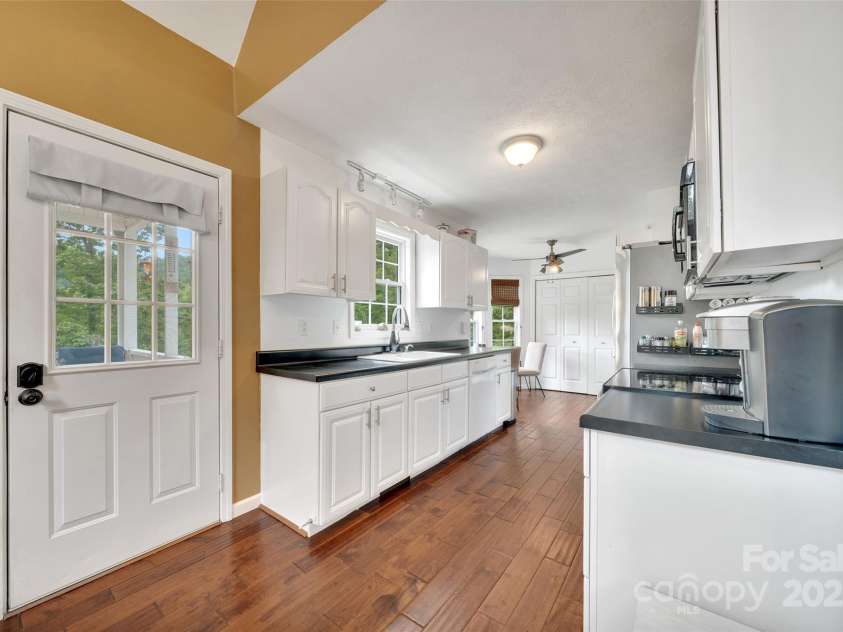 186 Hawks Point Drive, Zirconia, NC 28790.  MLS# CAR4302595, YatesRealty ID 24638. Kitchen