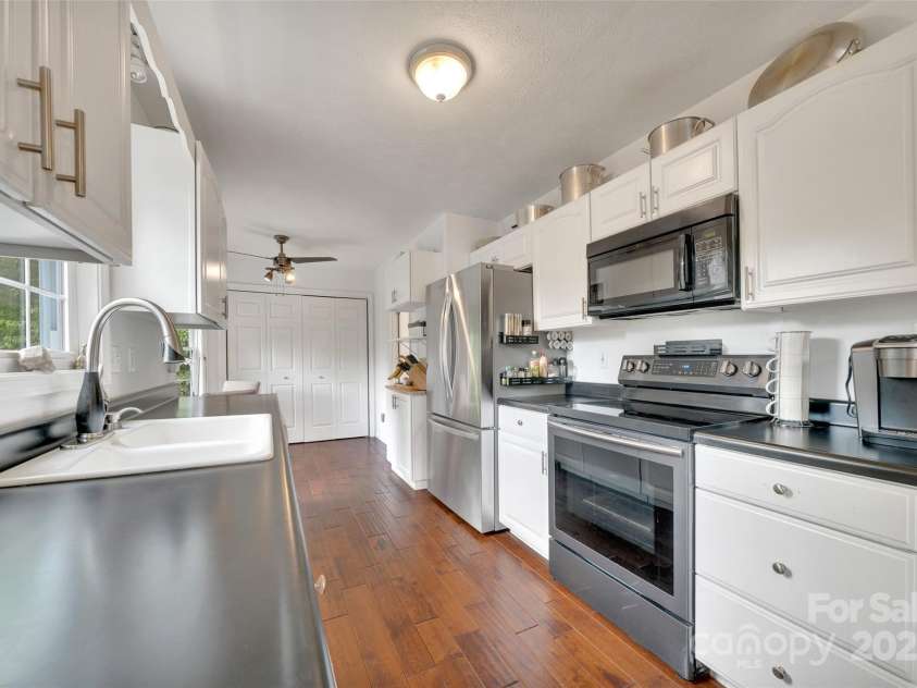 186 Hawks Point Drive, Zirconia, NC 28790.  MLS# CAR4302595, YatesRealty ID 24638. Kitchen