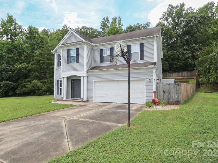9541 Green Apple Drive, Charlotte, NC 28215.  MLS# CAR4269556, YatesRealty ID 24639. 