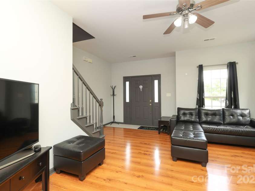 9541 Green Apple Drive, Charlotte, NC 28215.  MLS# CAR4269556, YatesRealty ID 24639. 