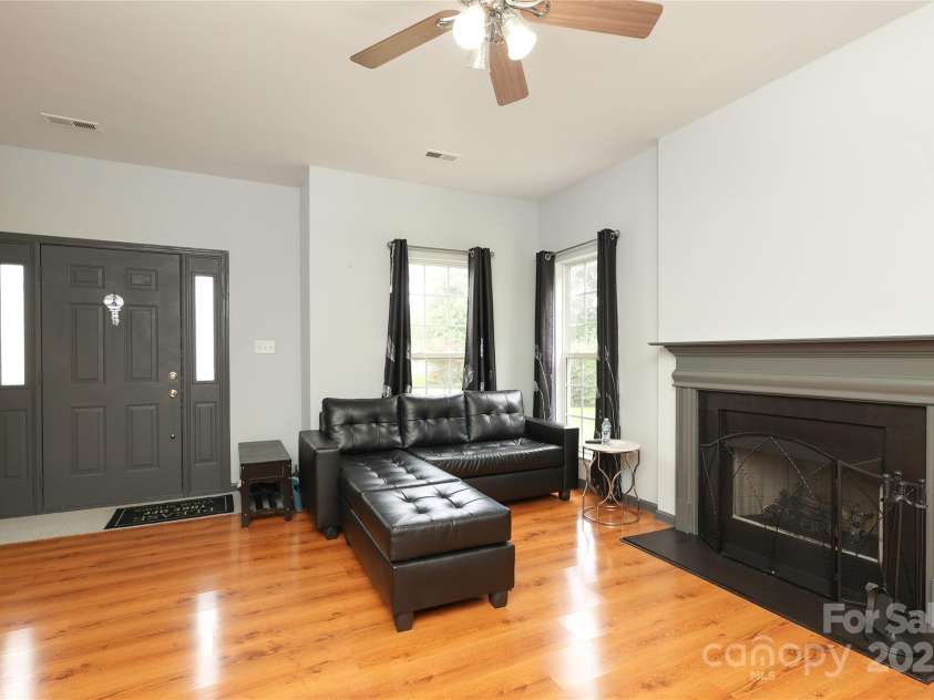 9541 Green Apple Drive, Charlotte, NC 28215.  MLS# CAR4269556, YatesRealty ID 24639. 