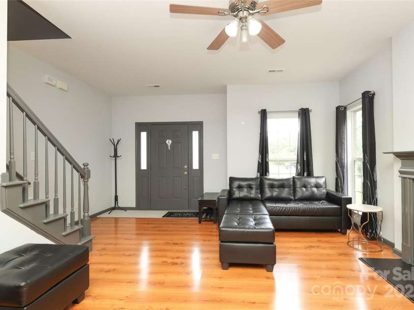 9541 Green Apple Drive, Charlotte, NC 28215.  MLS# CAR4269556, YatesRealty ID 24639. 