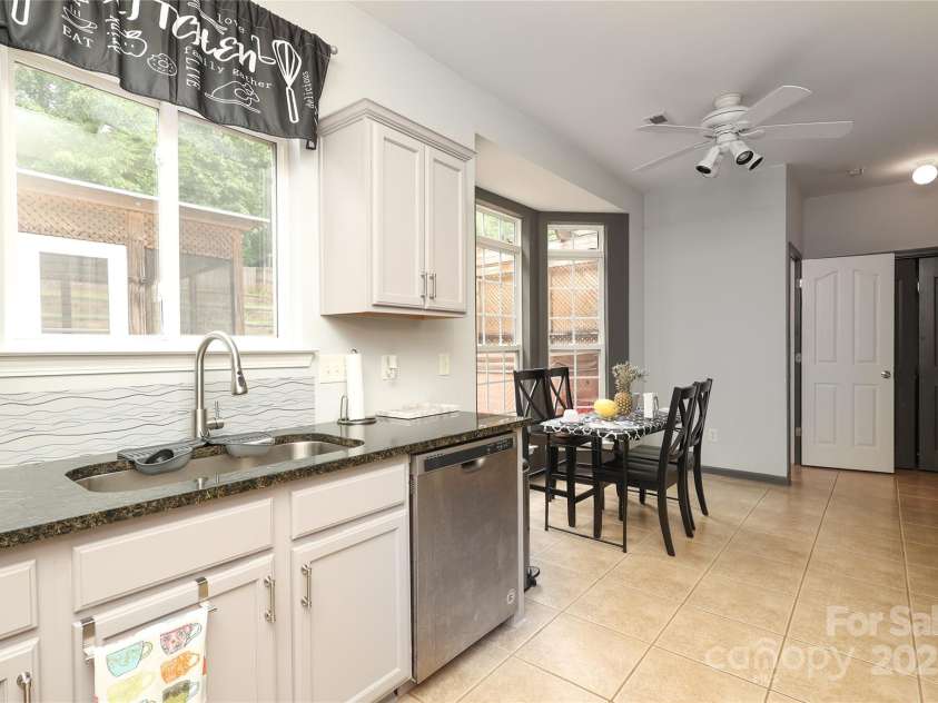 9541 Green Apple Drive, Charlotte, NC 28215.  MLS# CAR4269556, YatesRealty ID 24639. 