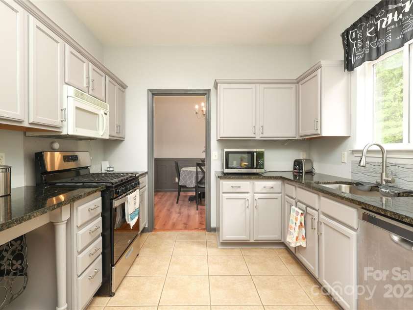 9541 Green Apple Drive, Charlotte, NC 28215.  MLS# CAR4269556, YatesRealty ID 24639. 