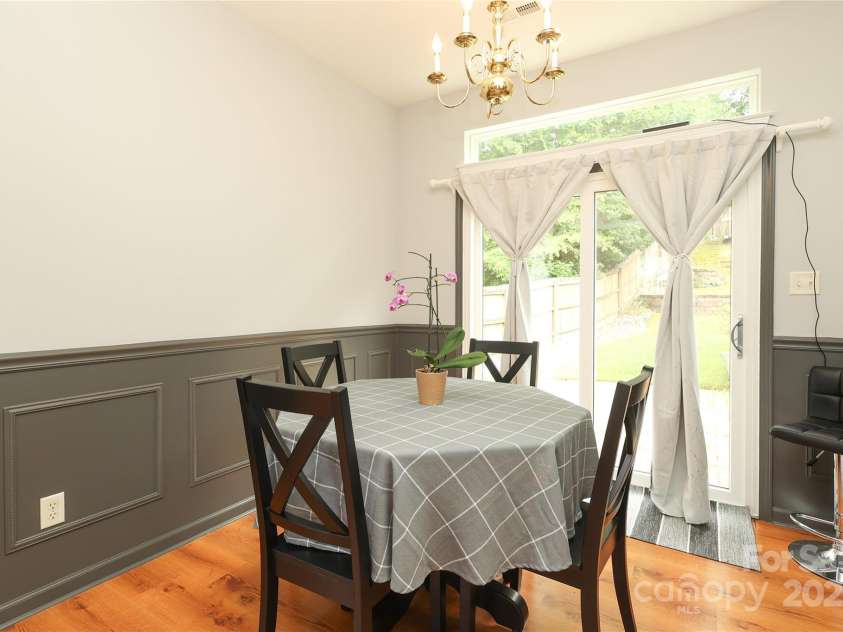 9541 Green Apple Drive, Charlotte, NC 28215.  MLS# CAR4269556, YatesRealty ID 24639. 