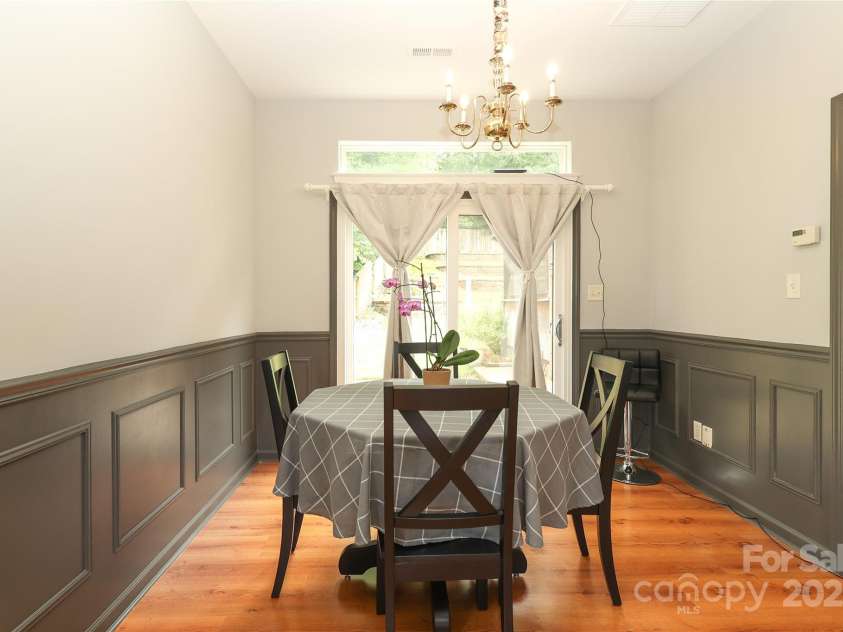 9541 Green Apple Drive, Charlotte, NC 28215.  MLS# CAR4269556, YatesRealty ID 24639. 
