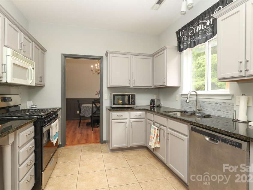 9541 Green Apple Drive, Charlotte, NC 28215.  MLS# CAR4269556, YatesRealty ID 24639. 