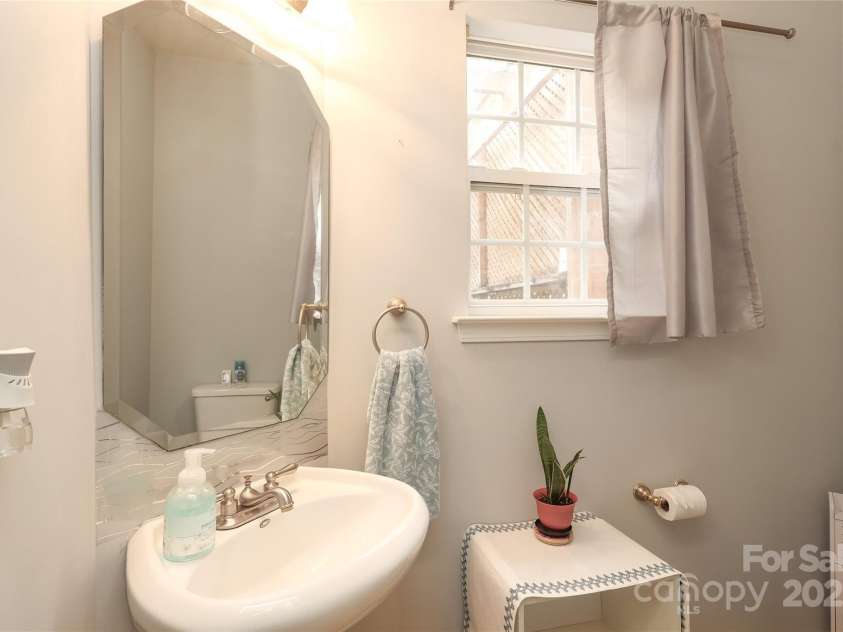9541 Green Apple Drive, Charlotte, NC 28215.  MLS# CAR4269556, YatesRealty ID 24639. 