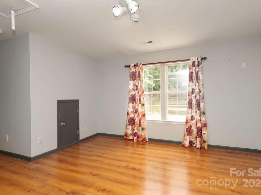 9541 Green Apple Drive, Charlotte, NC 28215.  MLS# CAR4269556, YatesRealty ID 24639. 