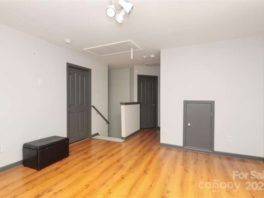 9541 Green Apple Drive, Charlotte, NC 28215.  MLS# CAR4269556, YatesRealty ID 24639. 