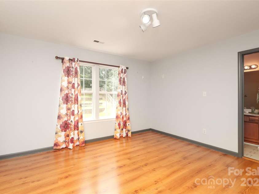 9541 Green Apple Drive, Charlotte, NC 28215.  MLS# CAR4269556, YatesRealty ID 24639. 