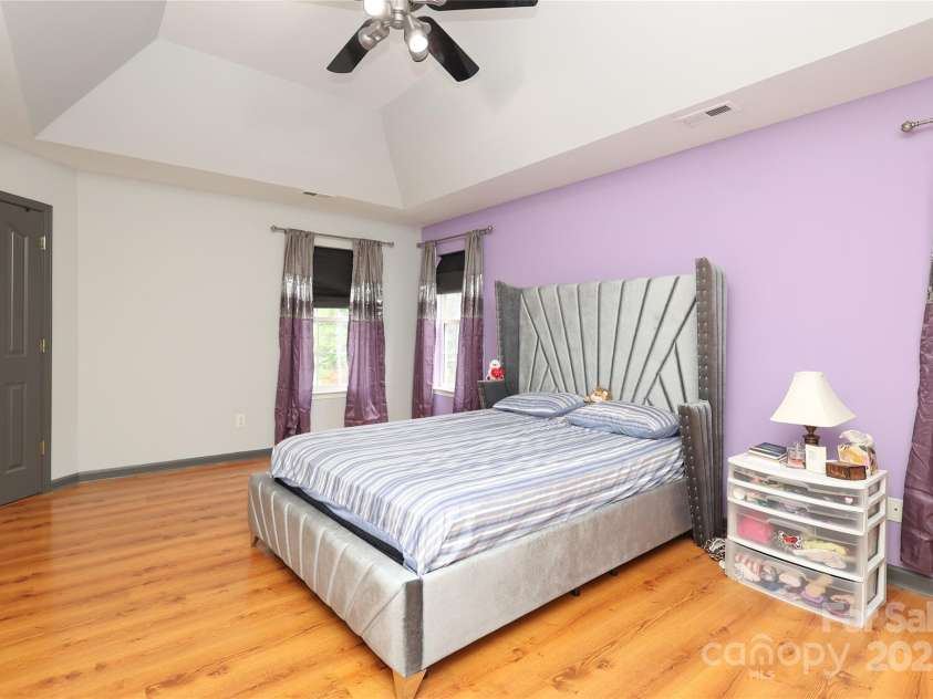 9541 Green Apple Drive, Charlotte, NC 28215.  MLS# CAR4269556, YatesRealty ID 24639. 