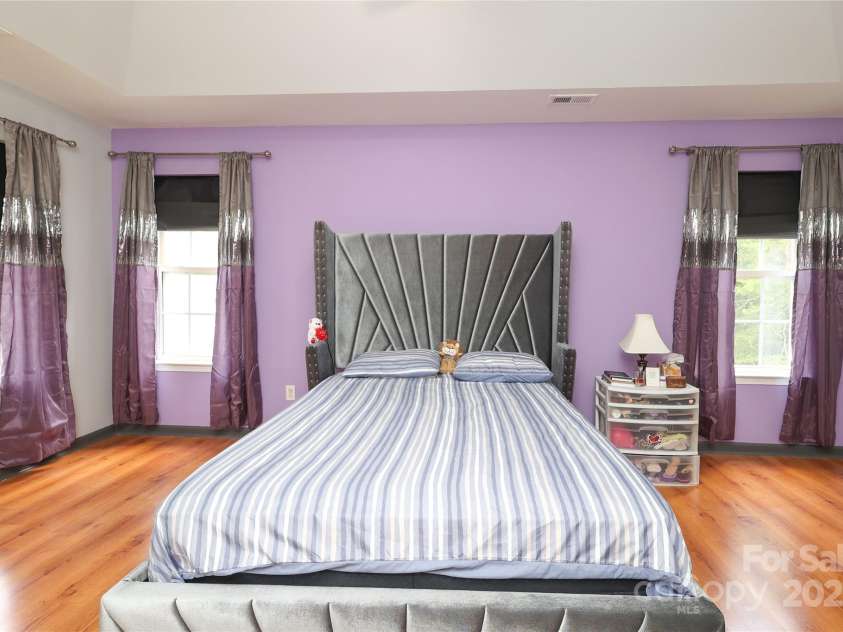 9541 Green Apple Drive, Charlotte, NC 28215.  MLS# CAR4269556, YatesRealty ID 24639. 