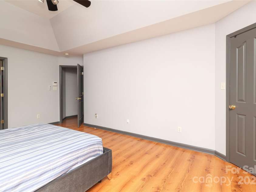 9541 Green Apple Drive, Charlotte, NC 28215.  MLS# CAR4269556, YatesRealty ID 24639. 