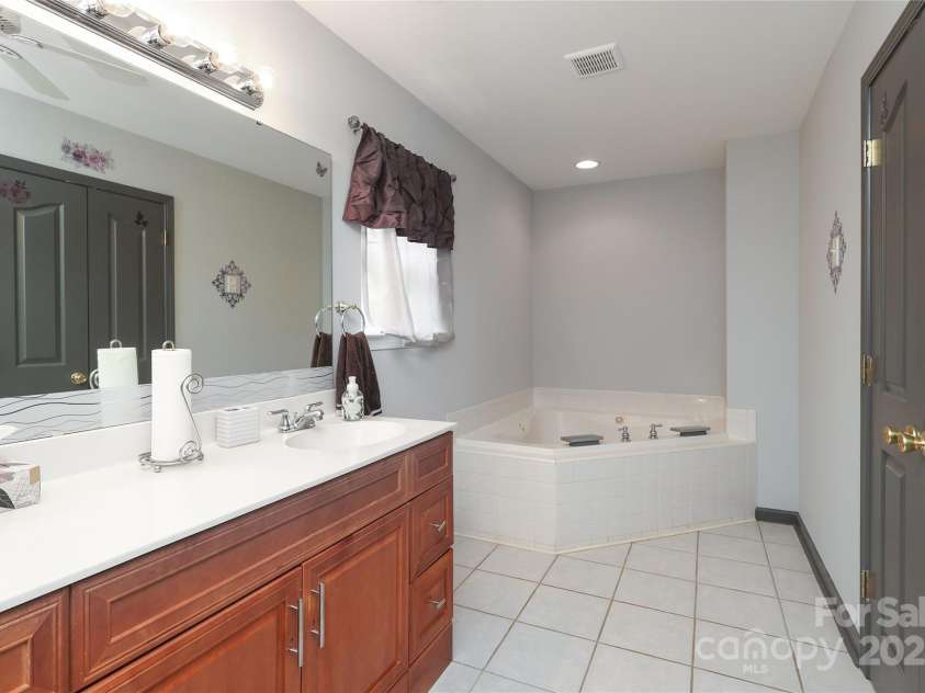 9541 Green Apple Drive, Charlotte, NC 28215.  MLS# CAR4269556, YatesRealty ID 24639. 
