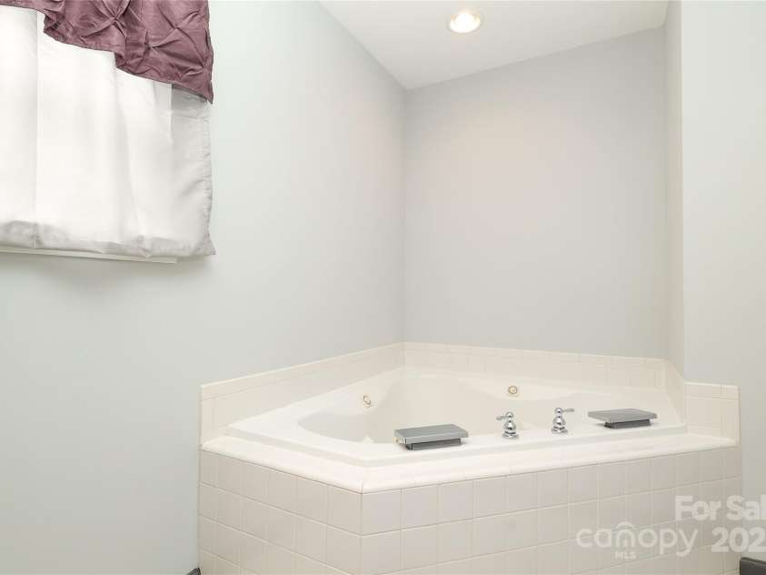 9541 Green Apple Drive, Charlotte, NC 28215.  MLS# CAR4269556, YatesRealty ID 24639. 