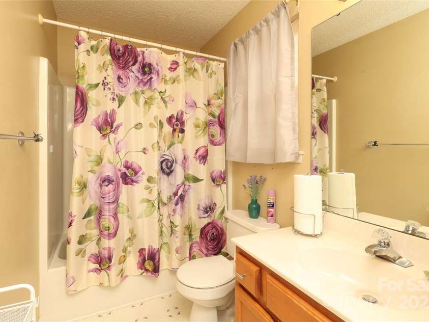 9541 Green Apple Drive, Charlotte, NC 28215.  MLS# CAR4269556, YatesRealty ID 24639. 