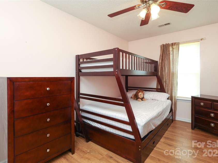 9541 Green Apple Drive, Charlotte, NC 28215.  MLS# CAR4269556, YatesRealty ID 24639. 