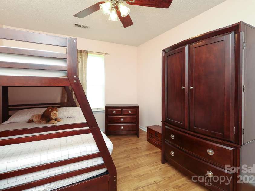 9541 Green Apple Drive, Charlotte, NC 28215.  MLS# CAR4269556, YatesRealty ID 24639. 