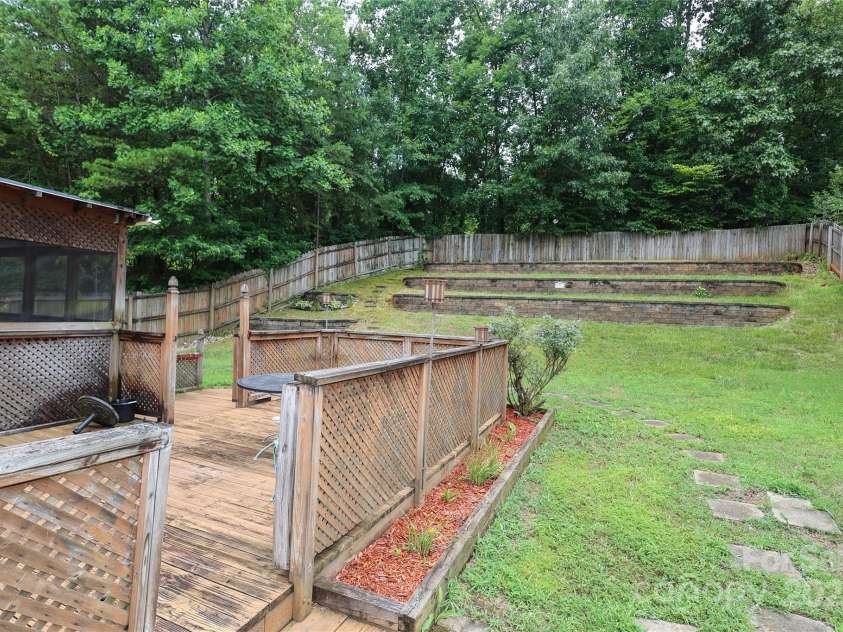 9541 Green Apple Drive, Charlotte, NC 28215.  MLS# CAR4269556, YatesRealty ID 24639. 