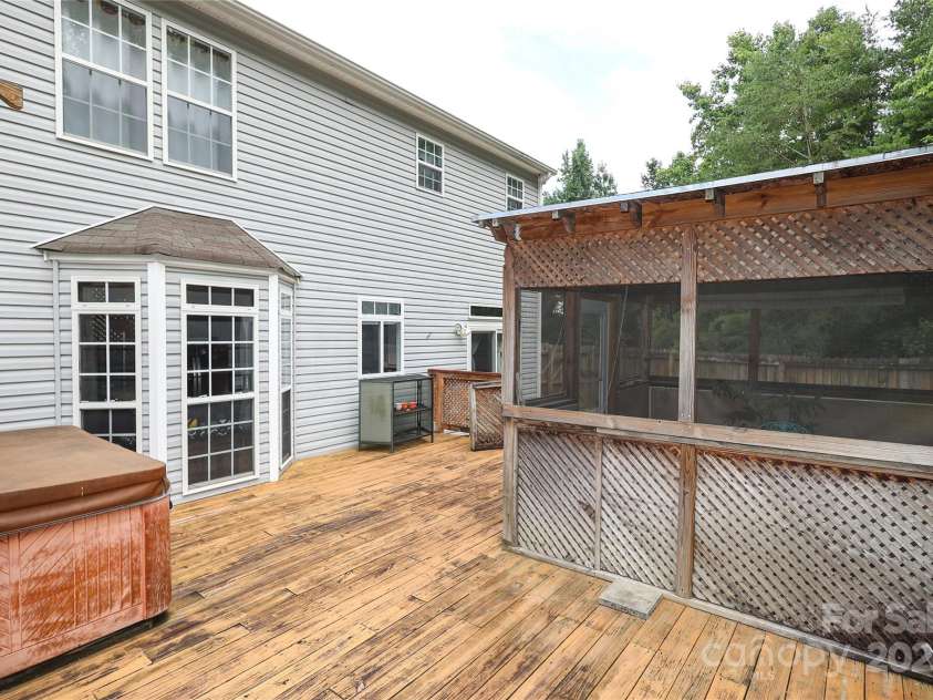 9541 Green Apple Drive, Charlotte, NC 28215.  MLS# CAR4269556, YatesRealty ID 24639. 