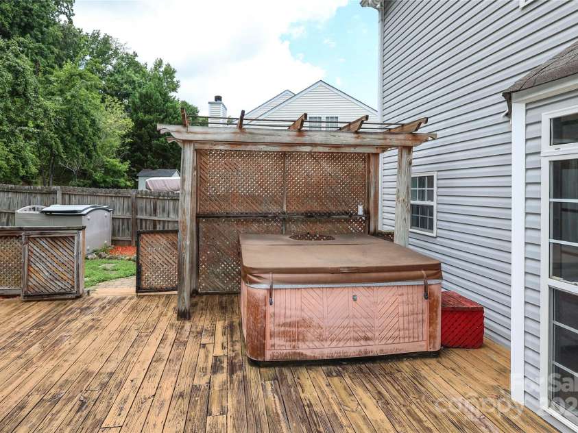 9541 Green Apple Drive, Charlotte, NC 28215.  MLS# CAR4269556, YatesRealty ID 24639. 